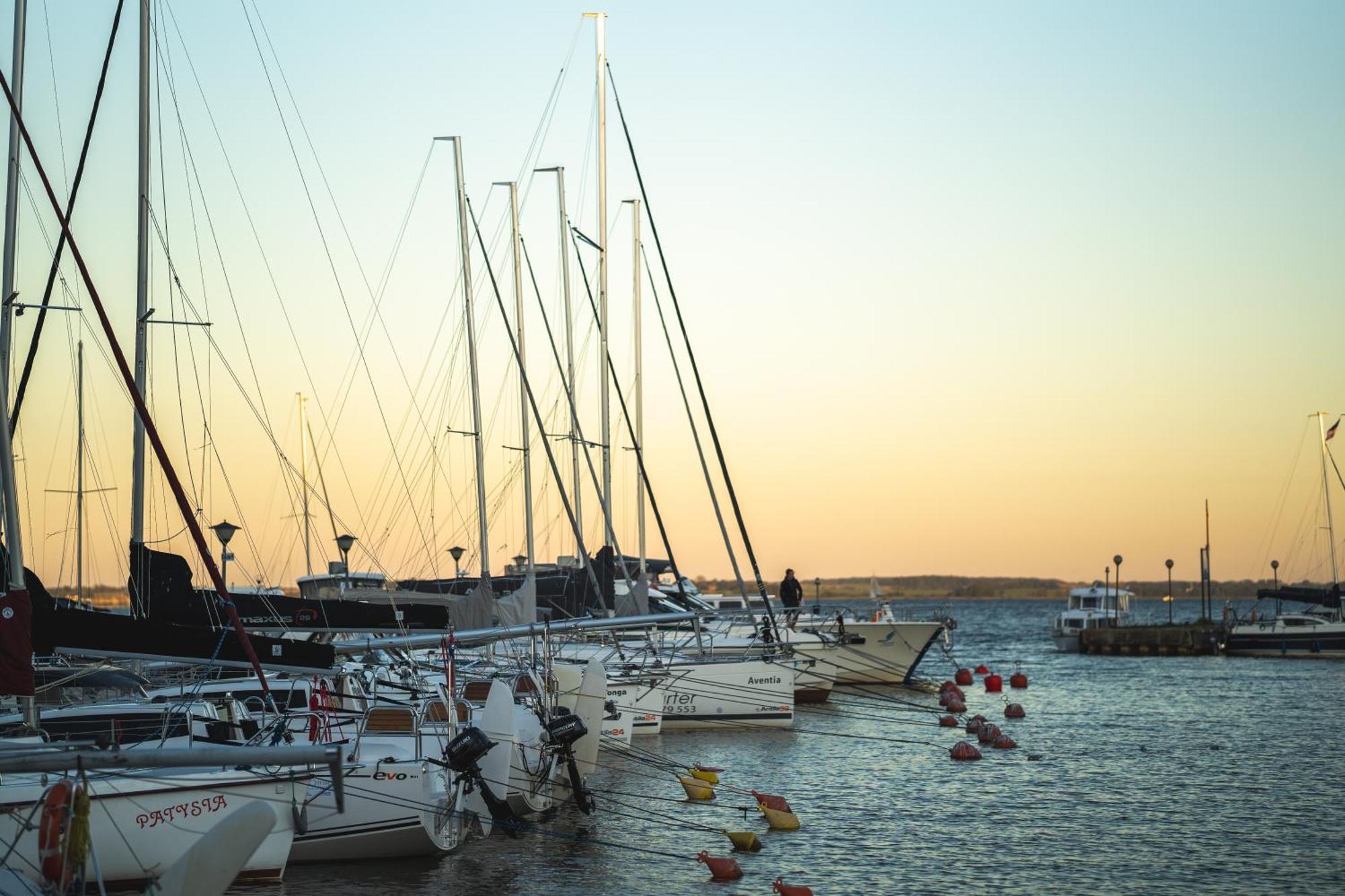 Yacht Apartments Wilkasy Bagian luar foto