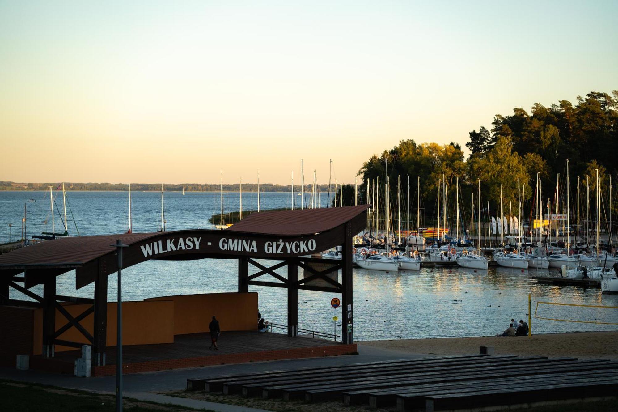 Yacht Apartments Wilkasy Bagian luar foto