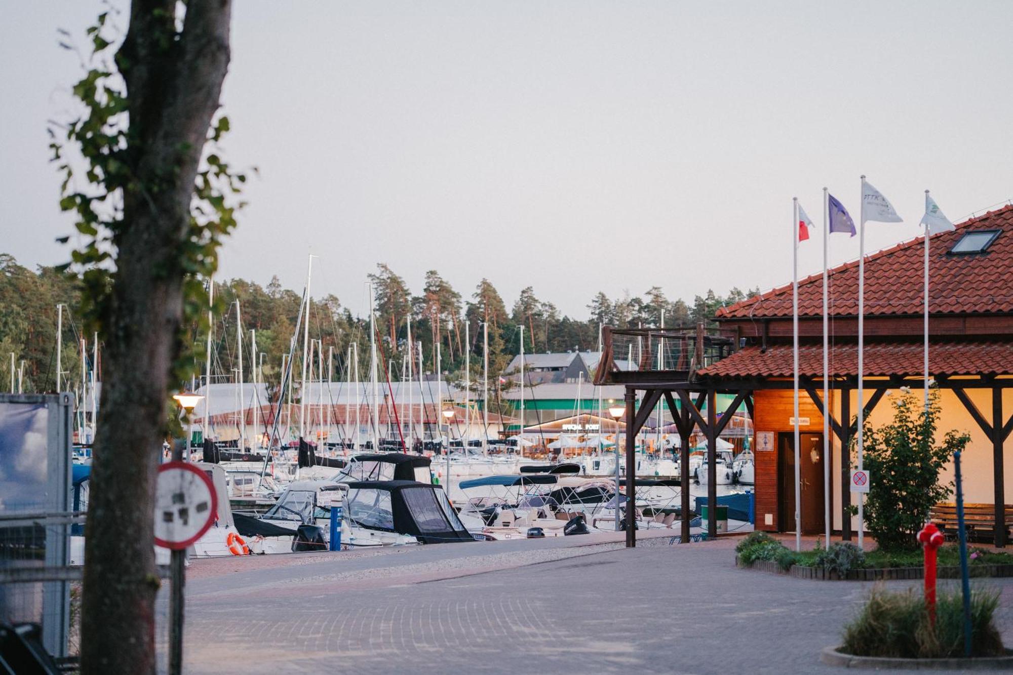 Yacht Apartments Wilkasy Bagian luar foto